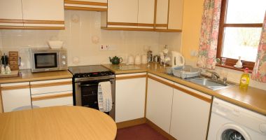 Tarlogie has a well equipped kitchen with a dining table.